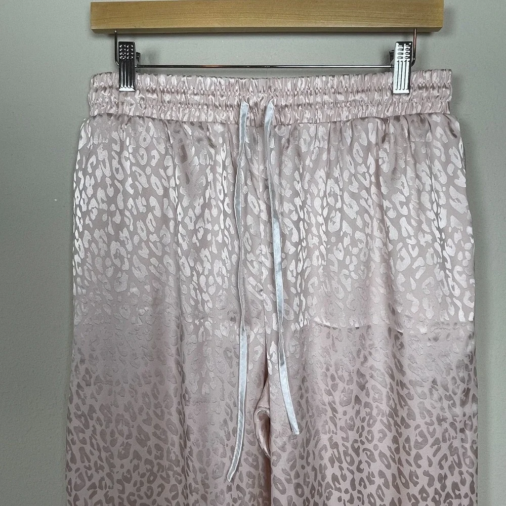 BCBG MaxAzria Satin Pajama Set Size L Pale Pink Leopard Print Monotone Luxe‎